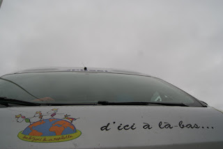 fourgon gris sur ciel gris