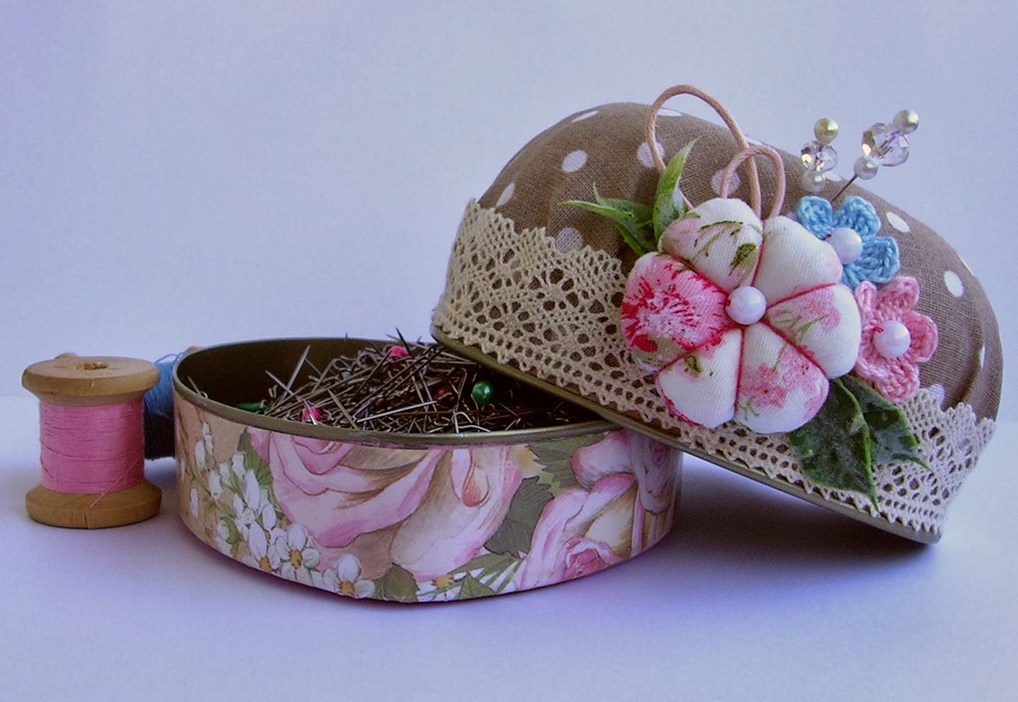 текстильные игольницы. игольницы своими руками разные. игольница с крышкой. игольницы своими руками разные. игольница на руку.