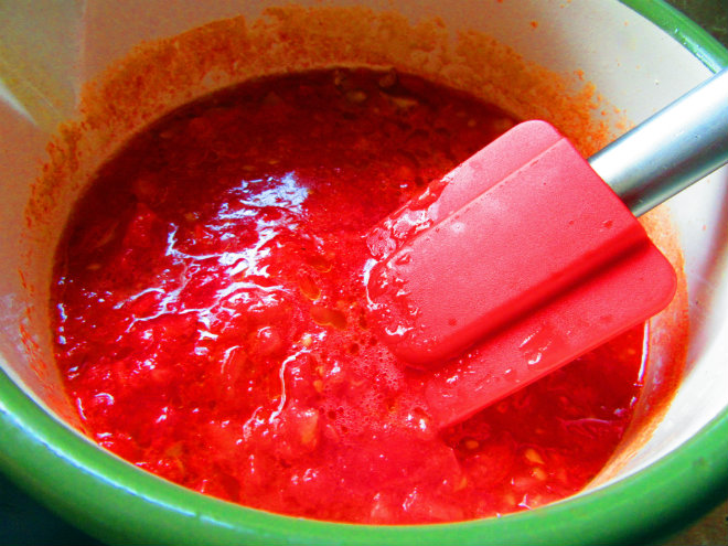 Zapečeni pohani patlidžani sa salsom i sirom 7 korak pripreme Baked breaded eggplants with salsa and cheese by Laka kuharica: sauté garlic in olive oil, then add tomatoes,