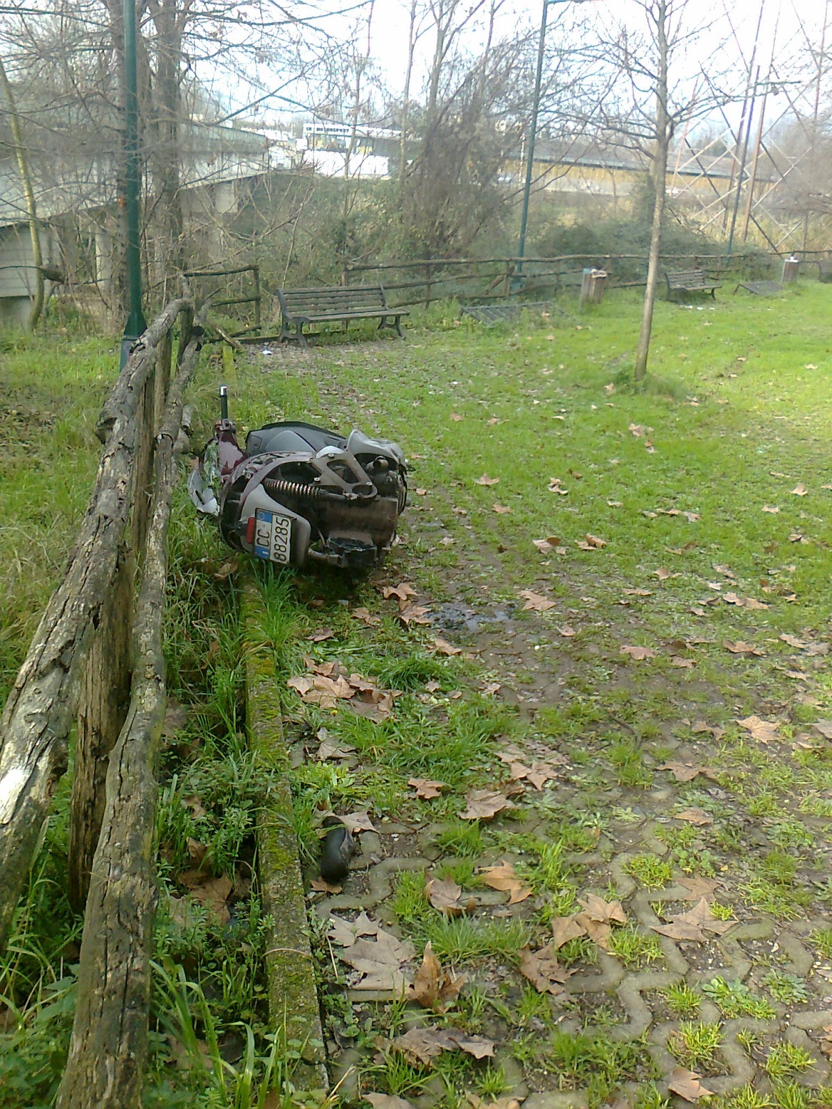 ROMA FA SCHIFO: Il senso di una città per il nastro a fettuccia bianco