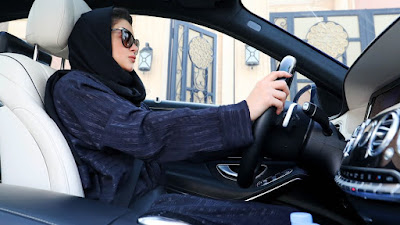 Mulai bulan Juni, perempuan Arab Saudi rencananya akan diizinkan pula untuk menyetir mobil