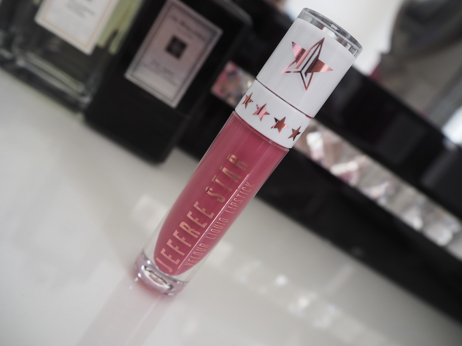 The review Jeffree Star Velour Liquid Lipstick in Doll Parts Expat