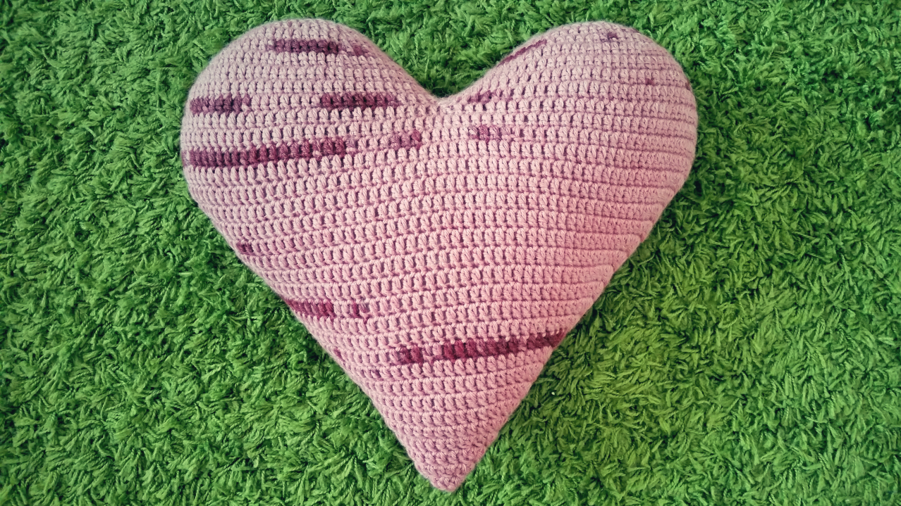 cojín almohadón de corazón a crochet o ganchillo - ahuyama crochet