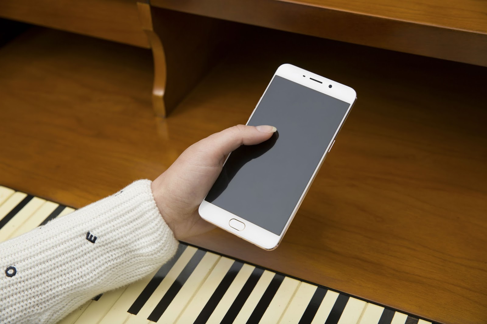 Oppo F1 Plus, Smartphone Canggih Untuk Para Pecinta Selfie 
