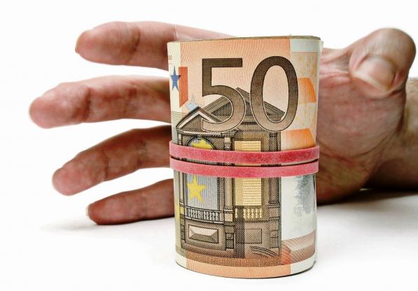 Εφορία: Για ποιες οφειλές δεν μπορεί να προχωρήσει σε κατασχέσεις καταθέσεων