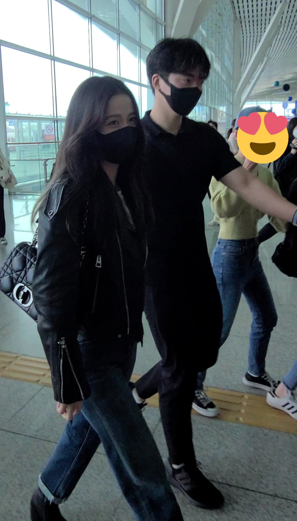 [연예] [사진]         오늘 공항출국한 귀여운 블랙핑크 로제와 지수 사진 모음 -  와이드섬