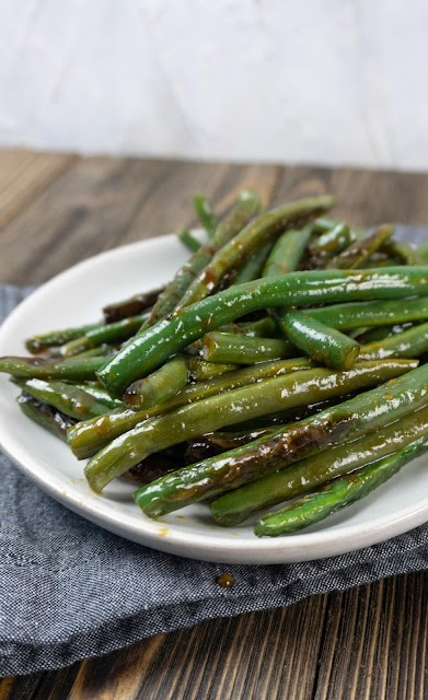 green beans on a white plate.