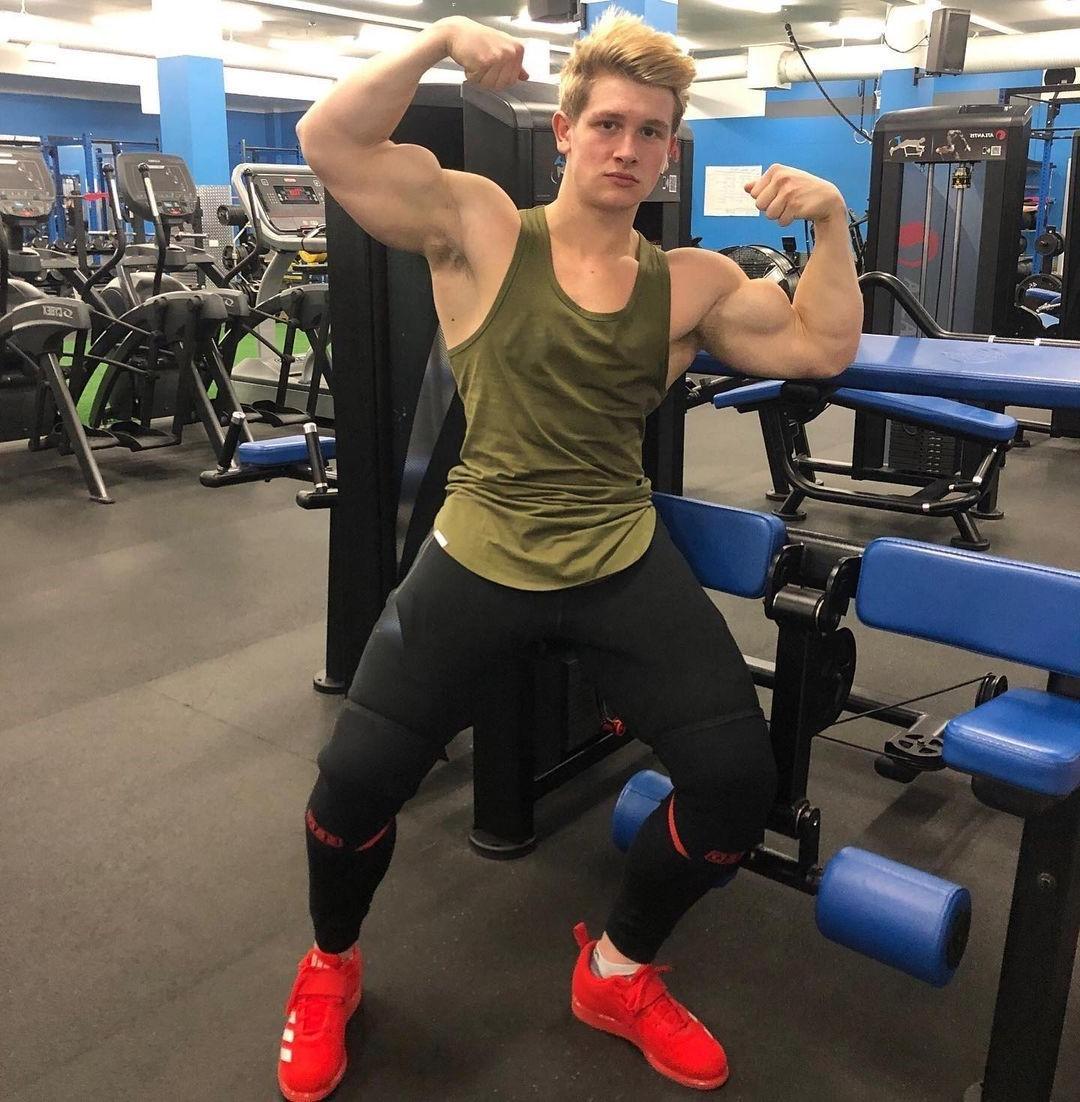 huge-biceps-gym-bro-ryeley-palfi-flexing-cocky-show-off