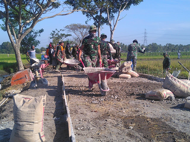 Dengan Angkong, Pengecoran JalanTMMD Reg 105 Jadi Lebih Ringan Dengan Angkong, Pengecoran JalanTMMD Reg 105 Jadi Lebih Ringan