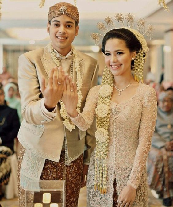 Baju Pengantin Adat Jawa Solo