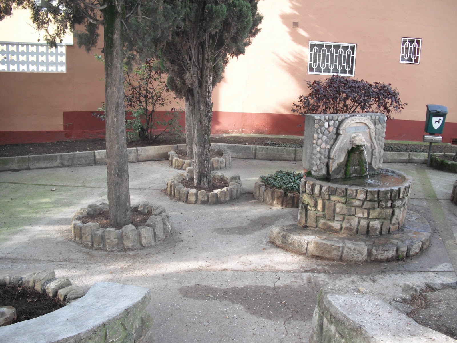 Ayerbe Taller de Empleo Jardineria: Flor de temporada en la Fuente del León