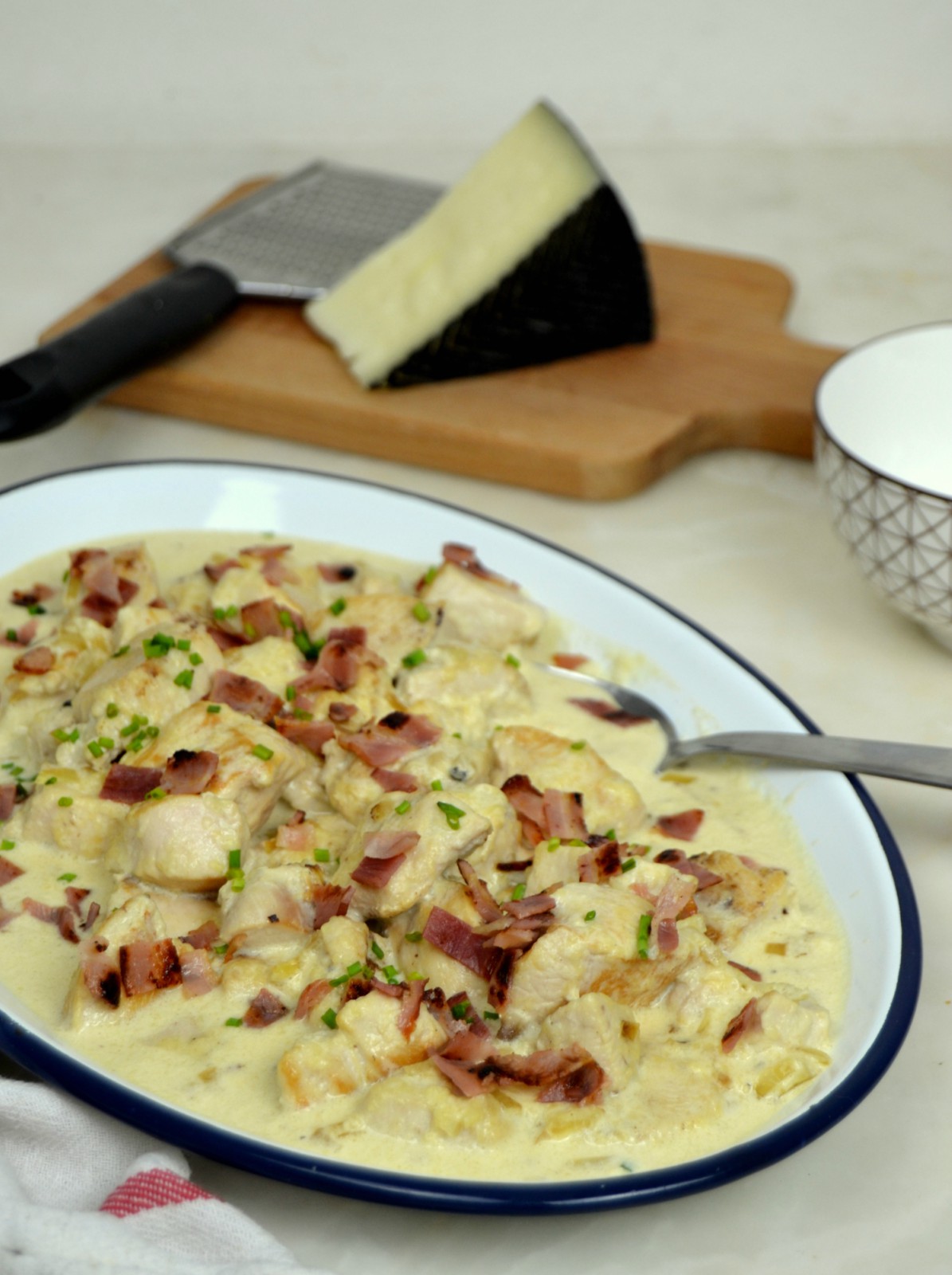 Pollo con salsa de queso y bacon Cuuking! Recetas de cocina