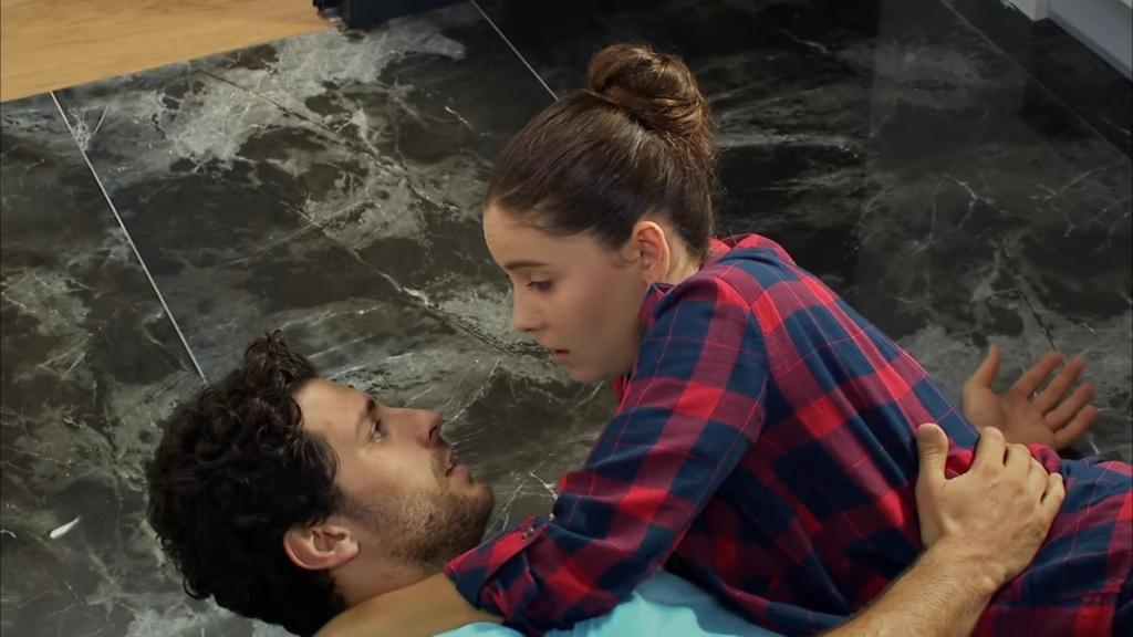 Więzień miłości odcinek 250 i 251: Sabah i Kerem wpadają sobie w ramiona! [Streszczenie + Zdjęcia]