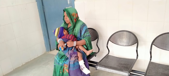 सरकारी एम्बुलेंस की चपेट में आकर बच्ची का पैर टुटा
