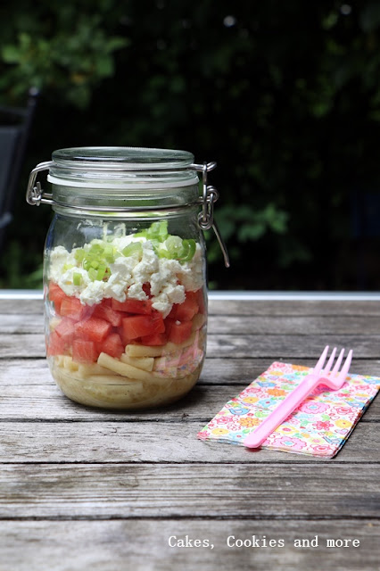 Pastasalat mit Wasserlmelone und Feta im Glas