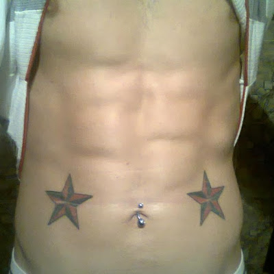 Tatuaje de estrellas en el abdomen