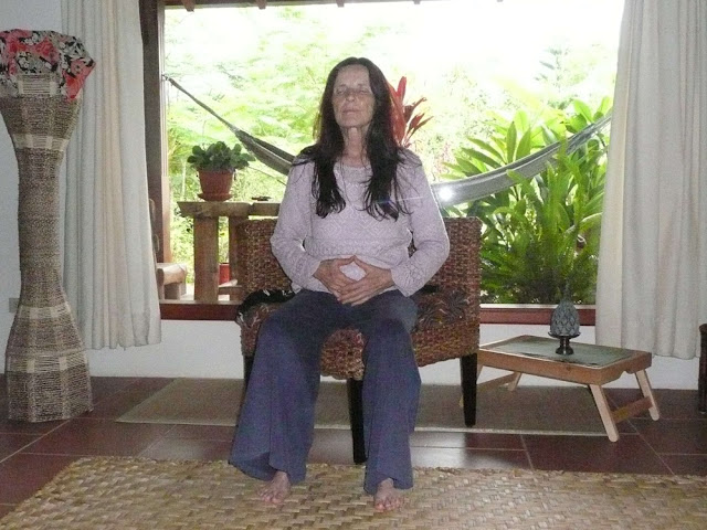 呼吸の瞑想をするアナーシャの写真