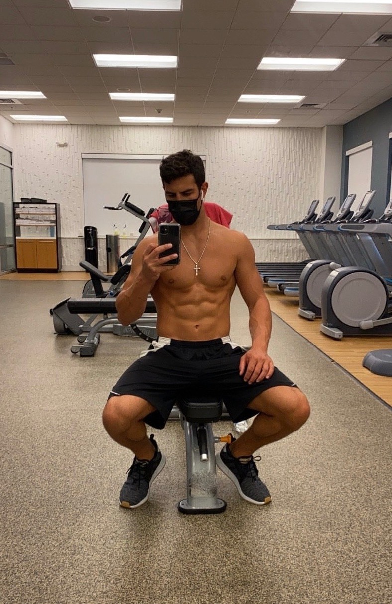fit-brazilian-guys-shirtless-gym-hunk-selfie