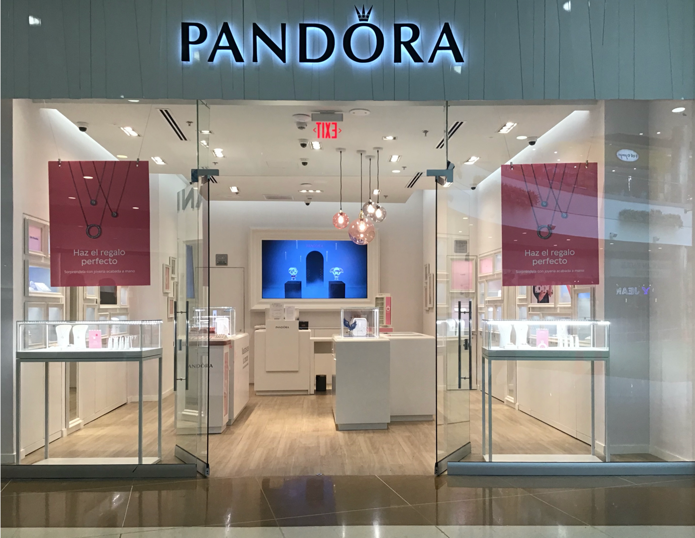 Pandora lista para reapertura de sus tiendas en Colombia Latin