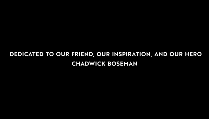 Imagem: fundo preto com o texto em inglês que diz "Dedicado para nosso amigo, nossa inspiração e nosso amigo, Chadwick Boseman".