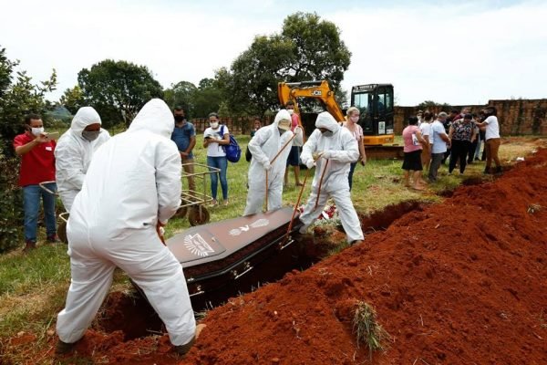 Quatro a cada cinco brasileiros conhecem alguém que morreu de Covid