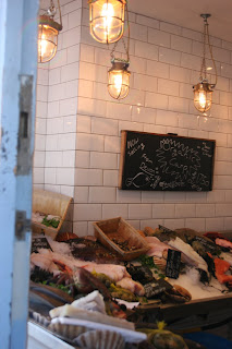 Acurrucada en una bolsita de té que cae al vacío en una taza de royal