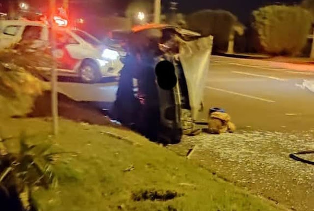 Motorista colide picape em palmeira, que é arrancada de canteiro, e veículo tomba em Junqueirópolis Motorista colide picape em palmeira, que é arrancada de canteiro, e veículo tomba em Junqueirópolis