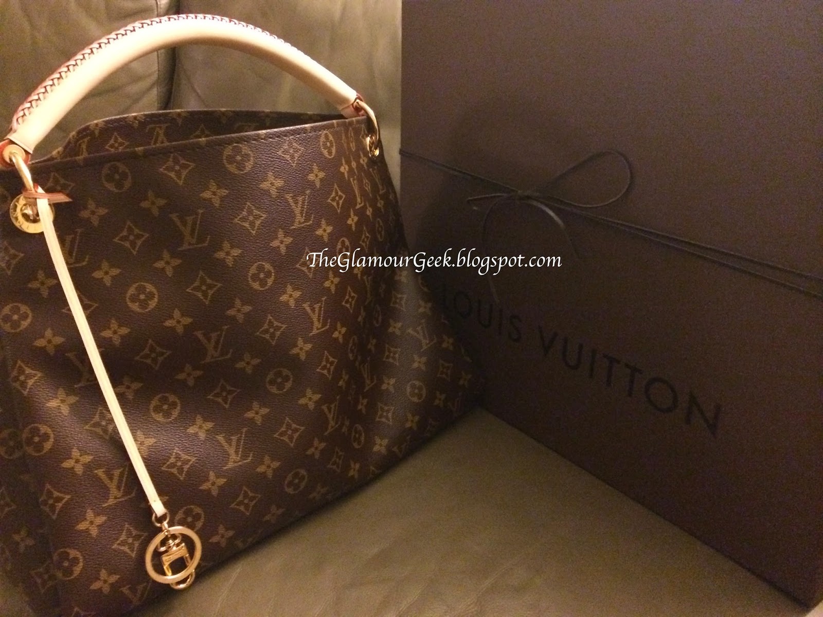 The Glamour Geek: Louis Vuitton Artsy MM Monogram Review