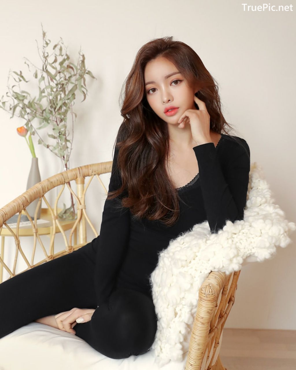 Image-Korean-Fashion-Model-Jin-Hee-Black-Tights-And-Winter-Sweater-Dress-TruePic.net- Picture-14