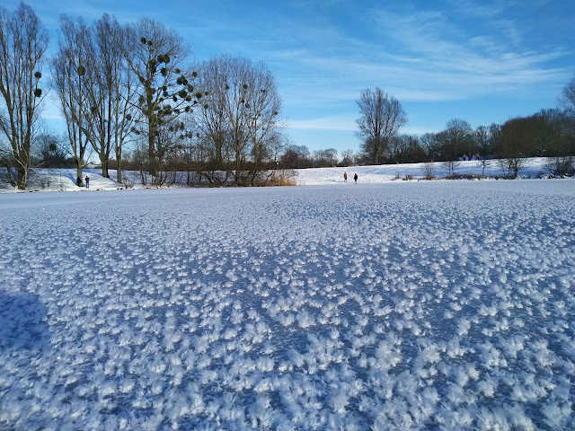 Badestelle am zugefrorenen BUGA-See in Kassel, 14. Februar 2021