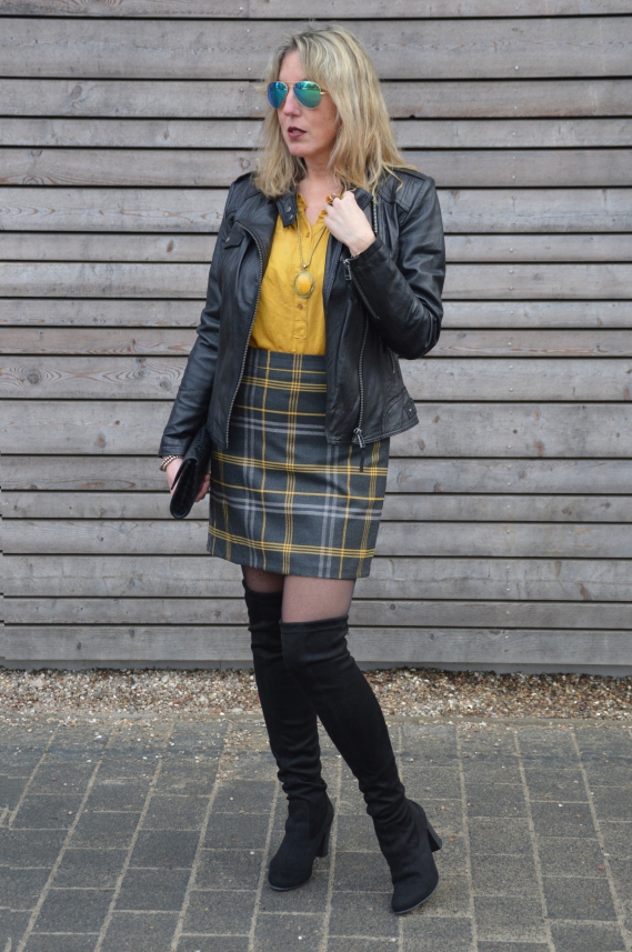 Ü40 Overnknees kombiniert Outfit