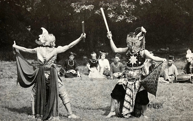 Ritual stick dance between the Sun and the Moon, Java, Sacred Dance – Encounter with the Gods by Marie-Gabrielle Woslen, Thames & Hudson, 1974