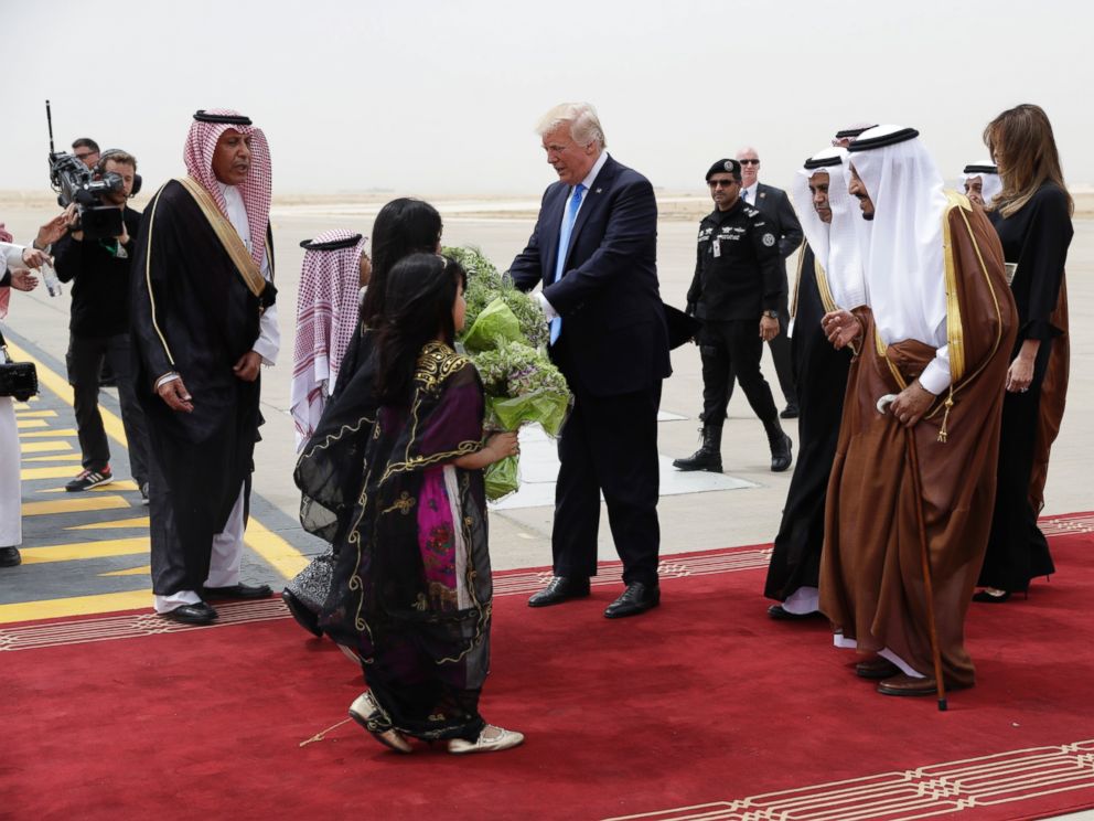Các em bé Ảrập Xêút tặng hoa cho vợ chồng Tổng thống Mỹ tại sân bay. (Ảnh: AP)
