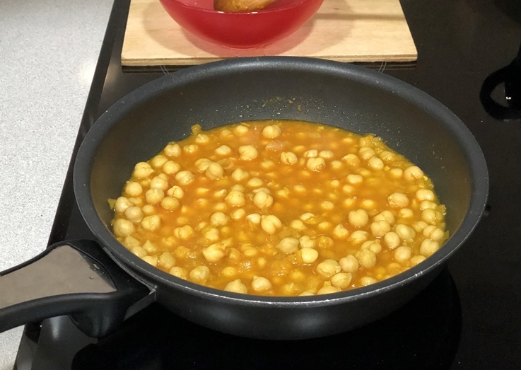 Curry de garbanzos con butifarra de huevo de espinacas