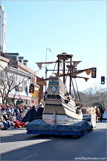 Carroza del Mayflower en el Desfile de Acción de Gracias de Plymouth 