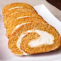 http://www.bakingsecrets.lt/2014/11/moliugu-vyniotinis-pumpkin-cake-roll.html