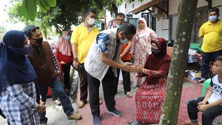 Hendri Septa turut berduka dan menyalami korban kebakaran Hendri Septa turut berduka dan menyalami korban kebakaran