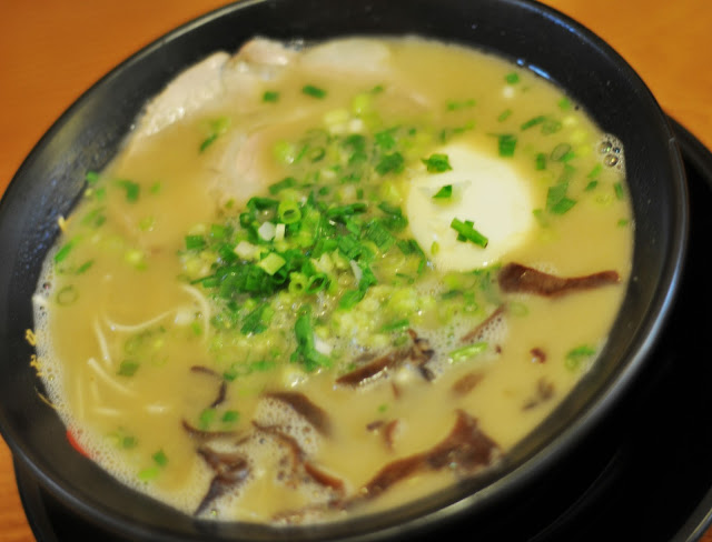 Đến Nhật trải nghiệm tại khu ẩm thực sôi động và thú vị Fukuoka Ve-may-bay-gia-re-di-fukuoka-mi-Hakata