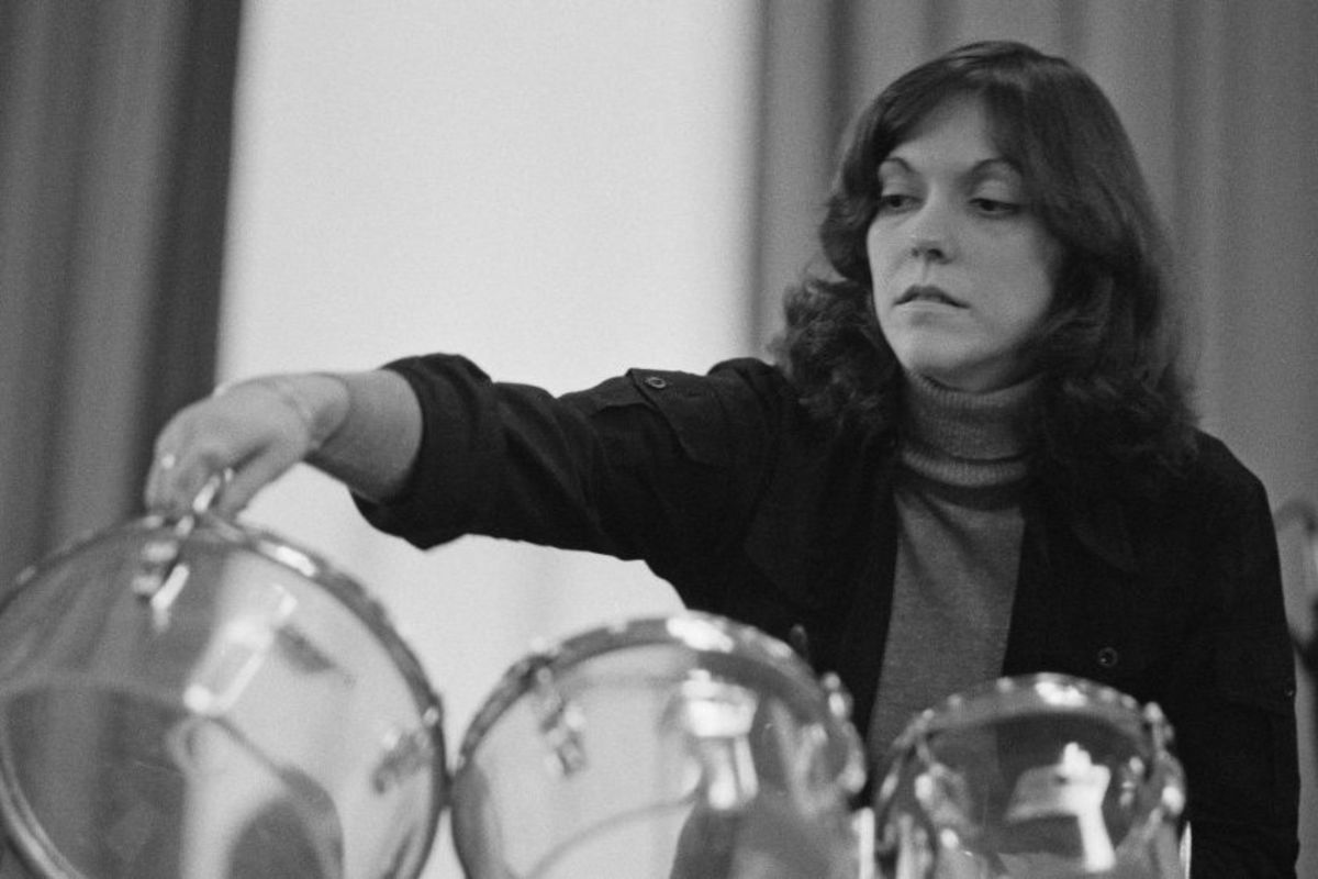 Amazing Photographs of Karen Carpenter Playing Drums and Singing