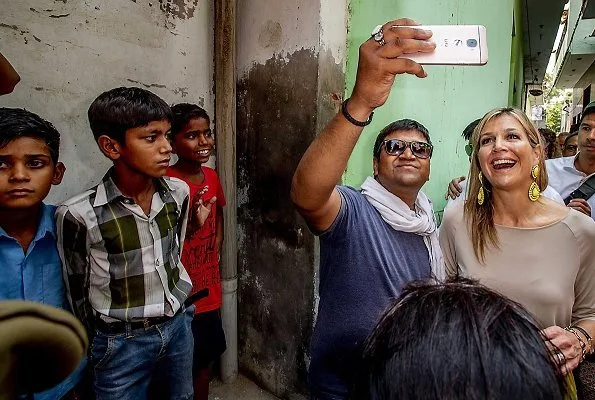 Queen Maxima visited a Cricket Factory, who got a loan from Aye Finance in Meerut in Uttar Pradesh. Queen wore Salvatore Ferragamo flat and earrings