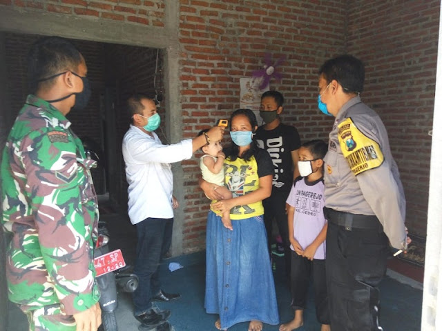 Mojokerto, - Sebagai bentuk kepedulian dan  perhatian terhadap warga yang terjebak Covid-19 dari Provinsi Bali, Forpimka Gedeg mengunjungi warga tersebut yang berdomisili di Dusun Genengsono Desa Pagerjo Kecamatan Gedeg Kabupaten Mojokerto, Jawa Timur,  Jumat (19/06).  Warga yang terjebak pandemi Covid-19 dari Provinsi Bali tersebut yaitu Siti Nur Anisa Kusumawati (29), yang sehari-hari berprofesi sebaga ibu rumah tangga bersama ketiga anaknya.  Pada kesempatan tersebut, Camat Gedeg Tjatoer Edy Novianto, S.Sos bersama Danramil 0815/05 Gedeg Kapten Infanteri Mulyono dan Sekcam dengan didampingi Kepala Desa Pagerjo, Ibu Puji Yuli Ambarwati, Babinsa dan Bhabinkamtibmas menyerahkan paket sembako kepada keluarga Ibu Siti Nur Anisa Kusumawati.  “Ini bentuk perhatian Forpimka terhadap warga masyarakat yang terdampak Covid-19, semoga dengan kehadiran kami, dapat meringankan beban hidup saudara dalam menghadapi musibah Covid - 19 ini,” ujarnya.  Sementara itu, Haryanto (36), suami dari Siti Nur Anisa Kusumawati mengucapkan terima kasih atas kunjungan dan perhatian Forpimka Gedeg beserta jajarannya yang telah membantu kepulangan keluarganya. “Semoga Allah SWT membalas kebaikan bapak dan ibu semua,” ucapnya.   Masih dalam rangkaian acara tersebut, Camat Gedeg meminta Petugas Medis (Perawat) Desa Pagerjo untuk mengecek kesehatan dan suhu tubuh warga yang baru pulang dari Bali dan hasilnya negatif atau normal, selanjutnya petugas medis menghimbau agar Ibu beserta ketiga anaknya untuk melakukan isolasi mandiri di  rumah selama 14 hari.  Sekedar informasi, sehari sebelumnya, Kamis (18/06/2020), Tiga Pilar Desa Pagerjo, yakni Kades, Puji Yuli Ambarwati, Babinsa Serda Heri dan Bhabinkamtibmas Aiptu Bambang melaksanakan penjemputan terhadap warga yang terjebak Covid-19, Siti Nur Anisa Kusumawati beserta ketiga anaknya di Terminal Bungurasih Surabaya.  Warga yang dijemput tersebut (Siti Nur Anisa Kusumawati bersama ketiga anaknya) dikarenakan terjebak pandemi Covid-19 di Provinsi Bali, selama sekitar tiga bulan mereka tinggal di Bali.    Berkat bantuan dari warga Paguyuban Mojokerto yang berada di Bali yang diketuai Bapak Solekan akhirnya warga Pagerjo tersebut bisa dipulangkan setelah terlebih dahulu menjalani tes kesehatan di RS Penta Medika Denpasar, setelah lolos tes kesehatan mereka berangkat menggunakan travel dengan tujuan terminal Bungurasih  Surabaya. Selain Paguyuban Mojokerto, kepulangan warga Pagerjo tersebut difasilitasi Ibu Any Mahnunah anggota DPRD Kabupaten Mojokerto. (Jayak)