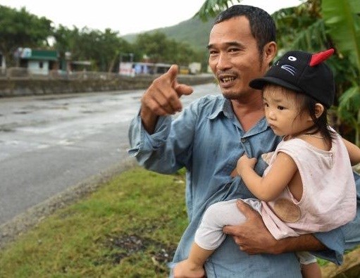 Vá ‘ổ voi’ trên quốc lộ bằng bao cát, buồng dừa