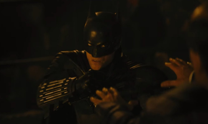 Imagem de capa: cena do trailer com o personagem Batman com o seu elmo de morcego e traje no atacando o Pinguim.