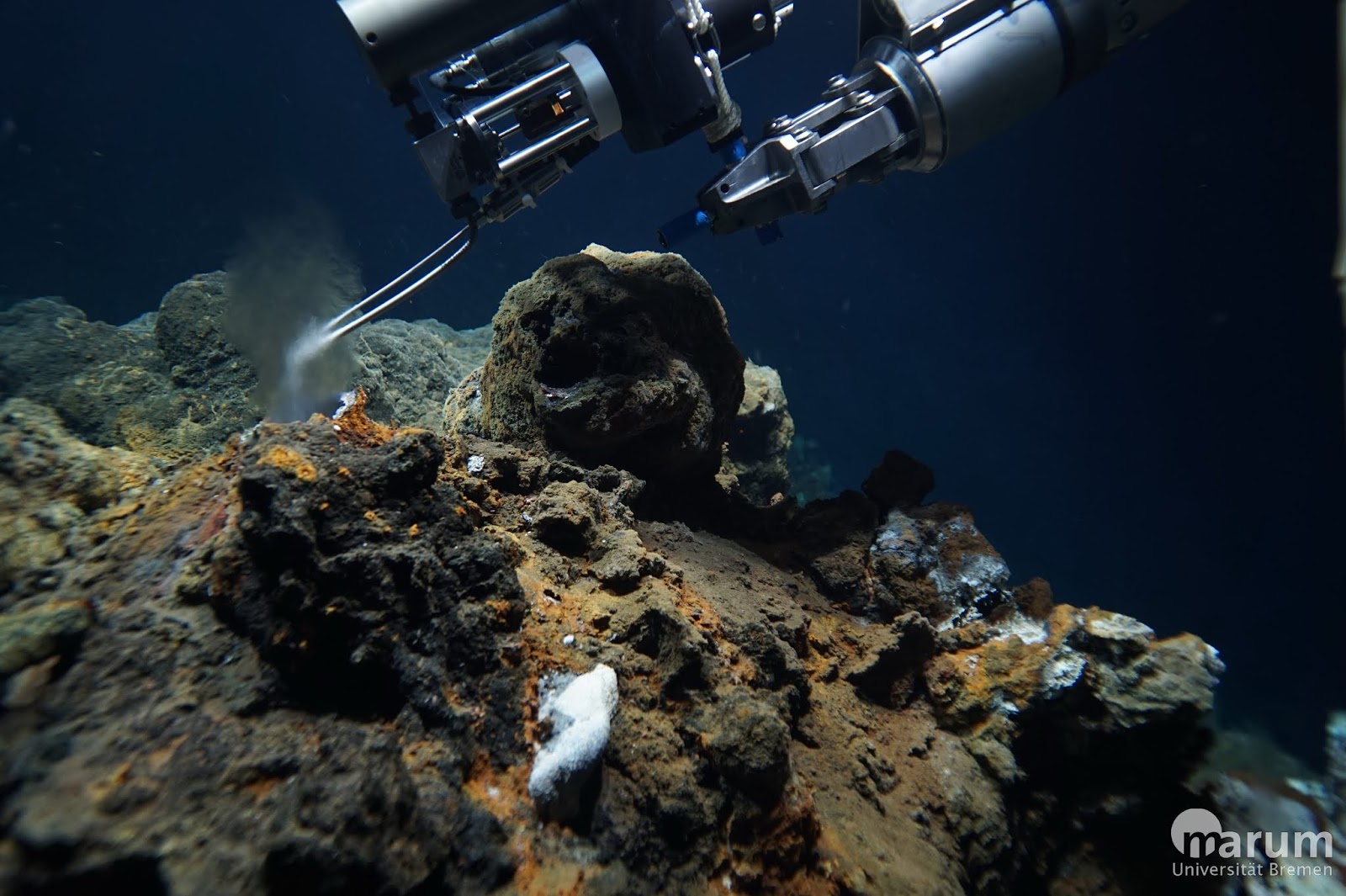 Bild eines Tauchroboters unter Wasser