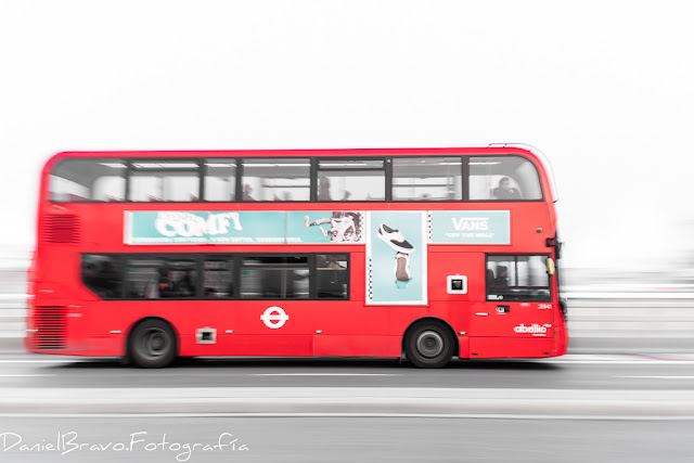 Un autobús red decker (autobus) atravesando el London Bridge.