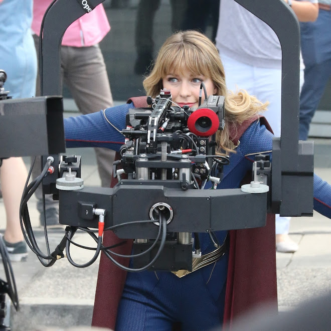Melissa Benoist on the set of Supergirl in her new costume : 空飛ぶヒロインの新コスチュームを身に着けたメリッサ・ベノイストが初めて、公けの場に登場した「スーパーガール」シーズン 5 撮影中のセット・フォト ! !