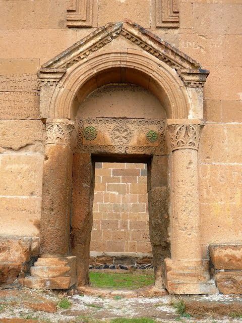 Portale della Cattedrale armena del 5° sec.