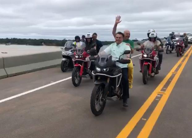 Bolsonaro atravessa ponte sobre o Rio Madeira pilotando moto e levando dono da Havan na garupa – VEJA O VÍDEO 2 Bolsonaro atravessa ponte sobre o Rio Madeira pilotando moto e levando dono da Havan na garupa – VEJA O VÍDEO