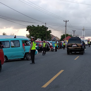 Satlantas Jeneponto Tertibkan Kendaraan Parkir di Bahu Jalan Depan Pasar Tarowang