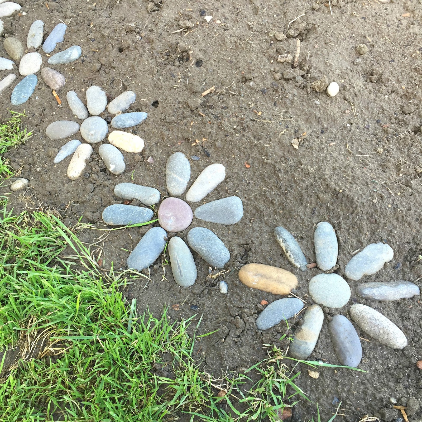 WhiMSy love: DIY: Rock Flower Border